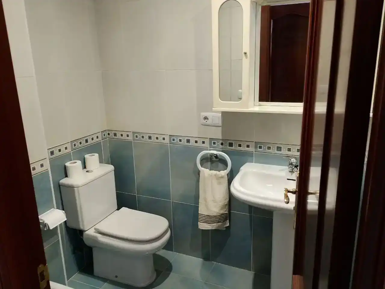 Baño de Piso de alquiler en Cangas  con Parquet, Trastero y Amueblado