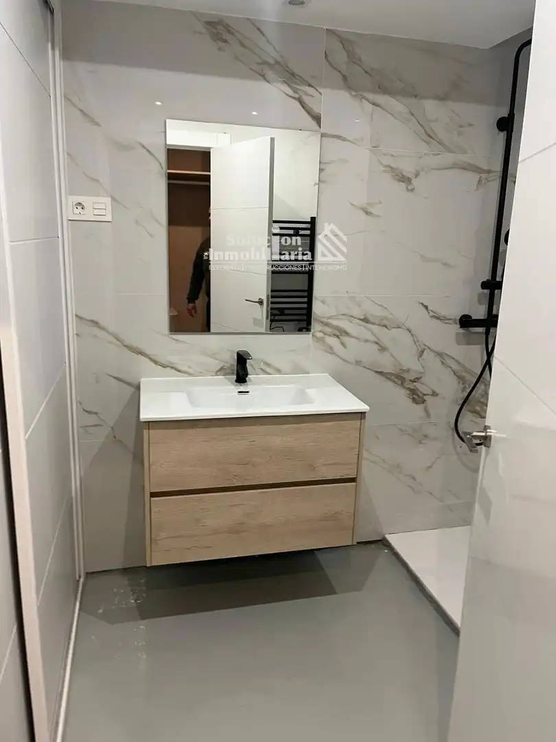 Badezimmer von Wohnungen zum Verkauf in Madrid mit Klimaanlage und Heizung