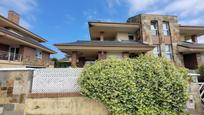 Vista exterior de Casa adosada en venda en Castro-Urdiales amb Calefacció, Jardí privat i Terrassa