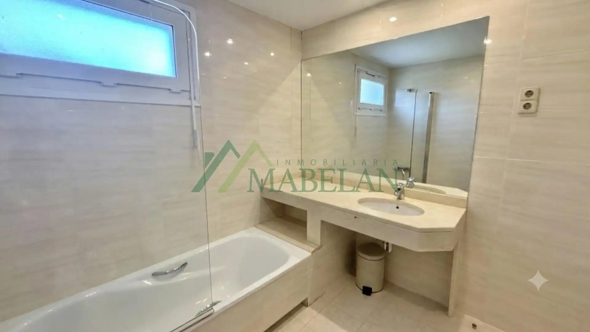 Badezimmer von Einfamilien-Reihenhaus zur Miete in Madrid mit Klimaanlage, Privatgarten und Terrasse