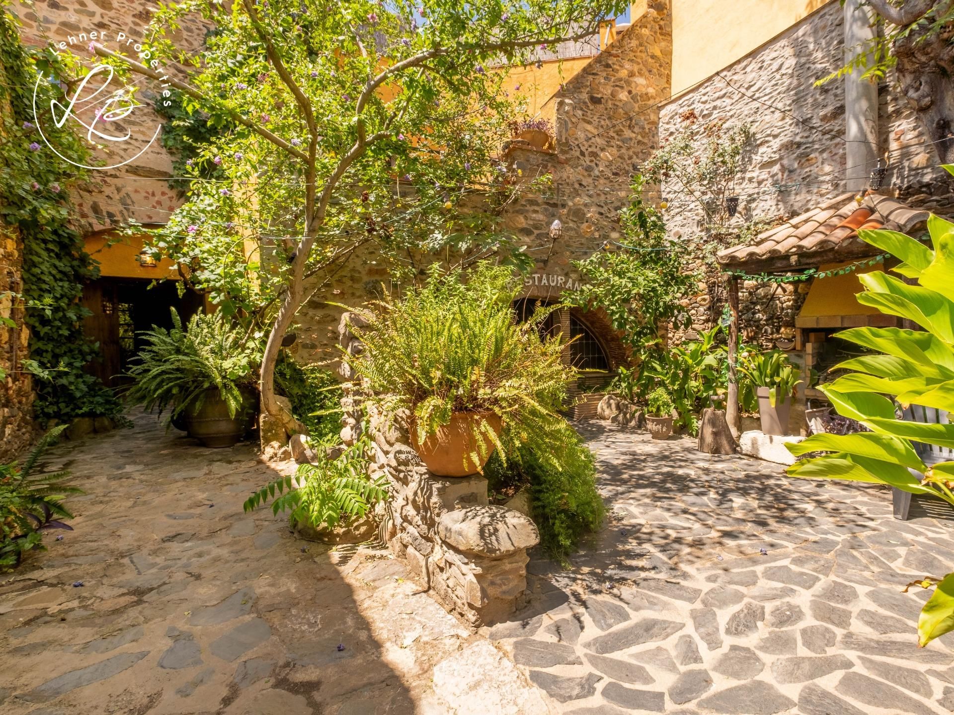 Jardí de Finca rústica en venda en Garriguella amb Terrassa
