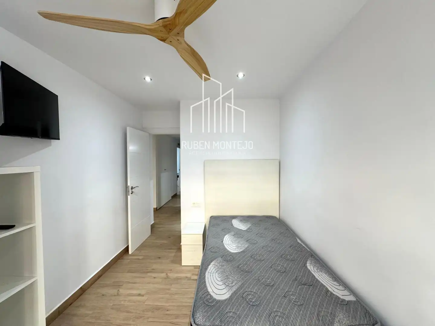 Room in Avenida de Portugal 141 3ºF, 141, Carmelitas