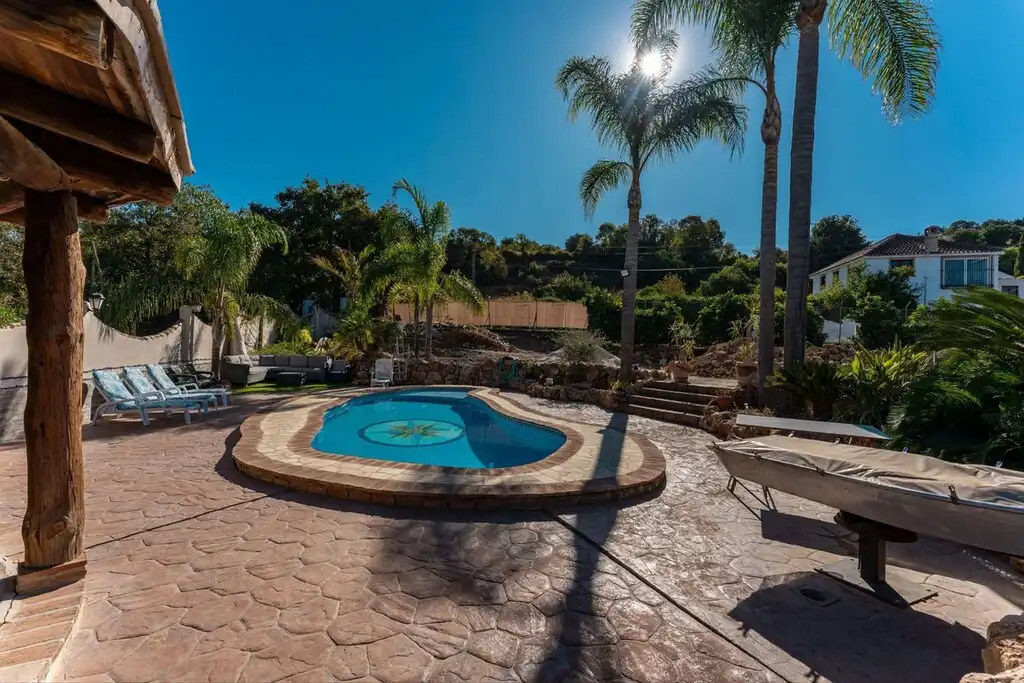 Casa rústica amb piscina en venda a Coín