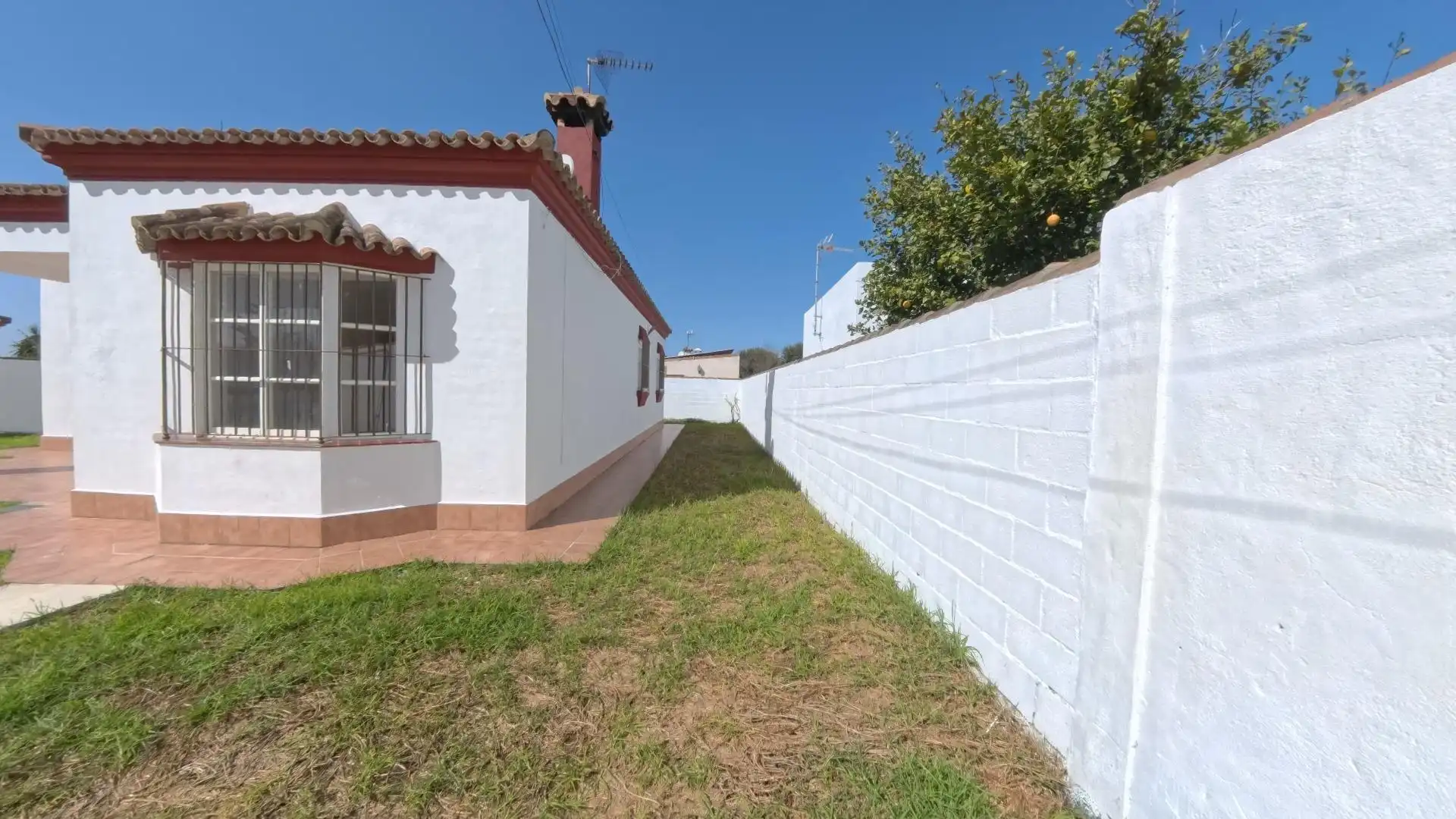 Vista exterior de Casa o xalet en venda en Chiclana de la Frontera amb Jardí privat