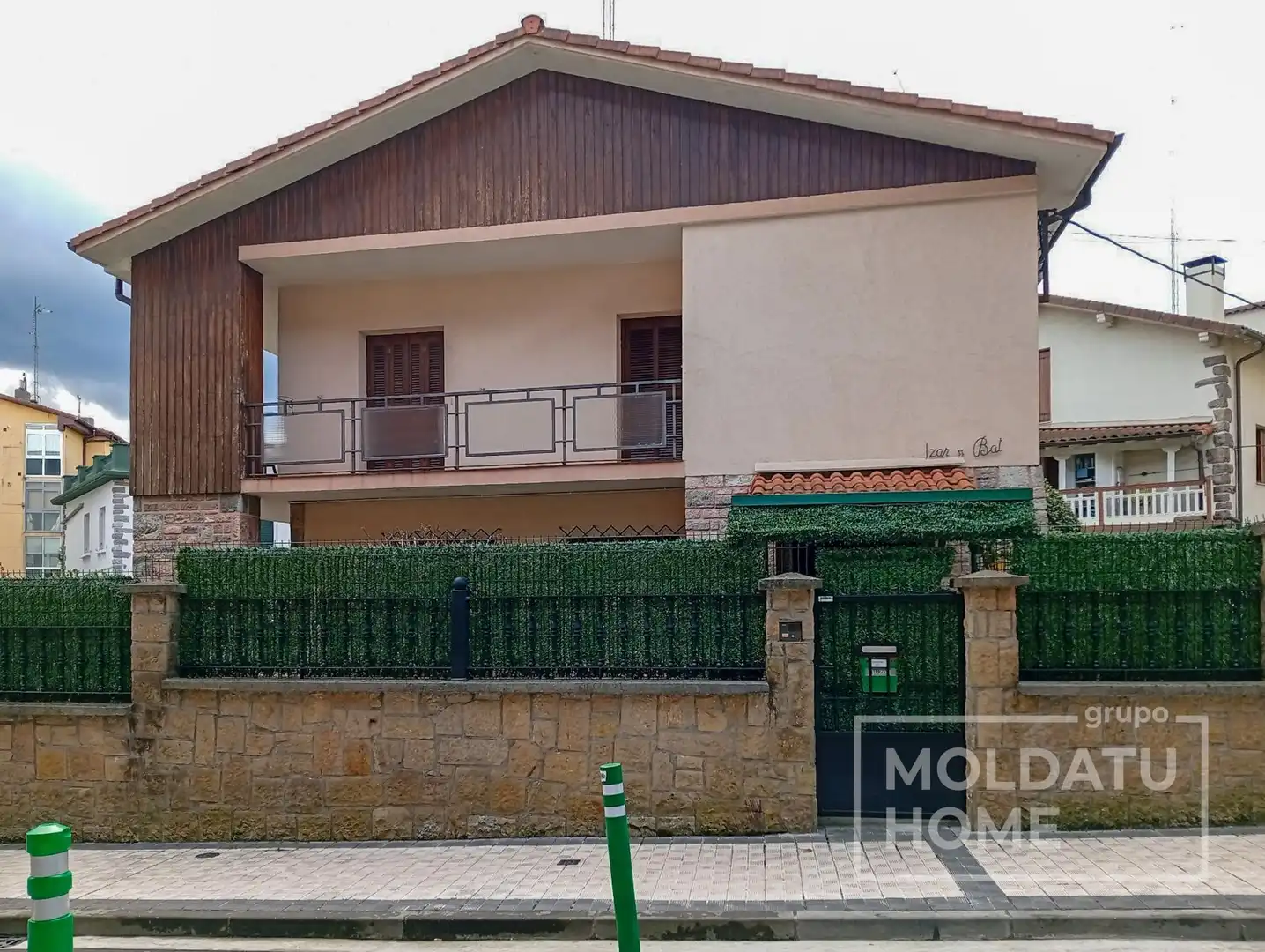 Vista exterior de Casa o xalet en venda en Irun  amb Calefacció, Jardí privat i Traster