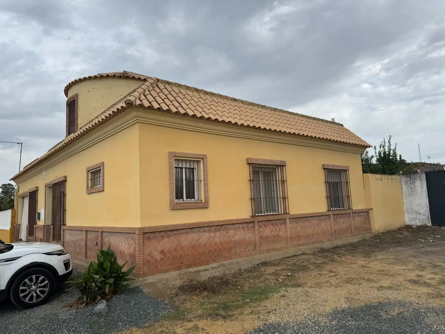Vista exterior de Casa o xalet en venda en Villanueva del Río y Minas amb Aire condicionat, Jardí privat i Terrassa