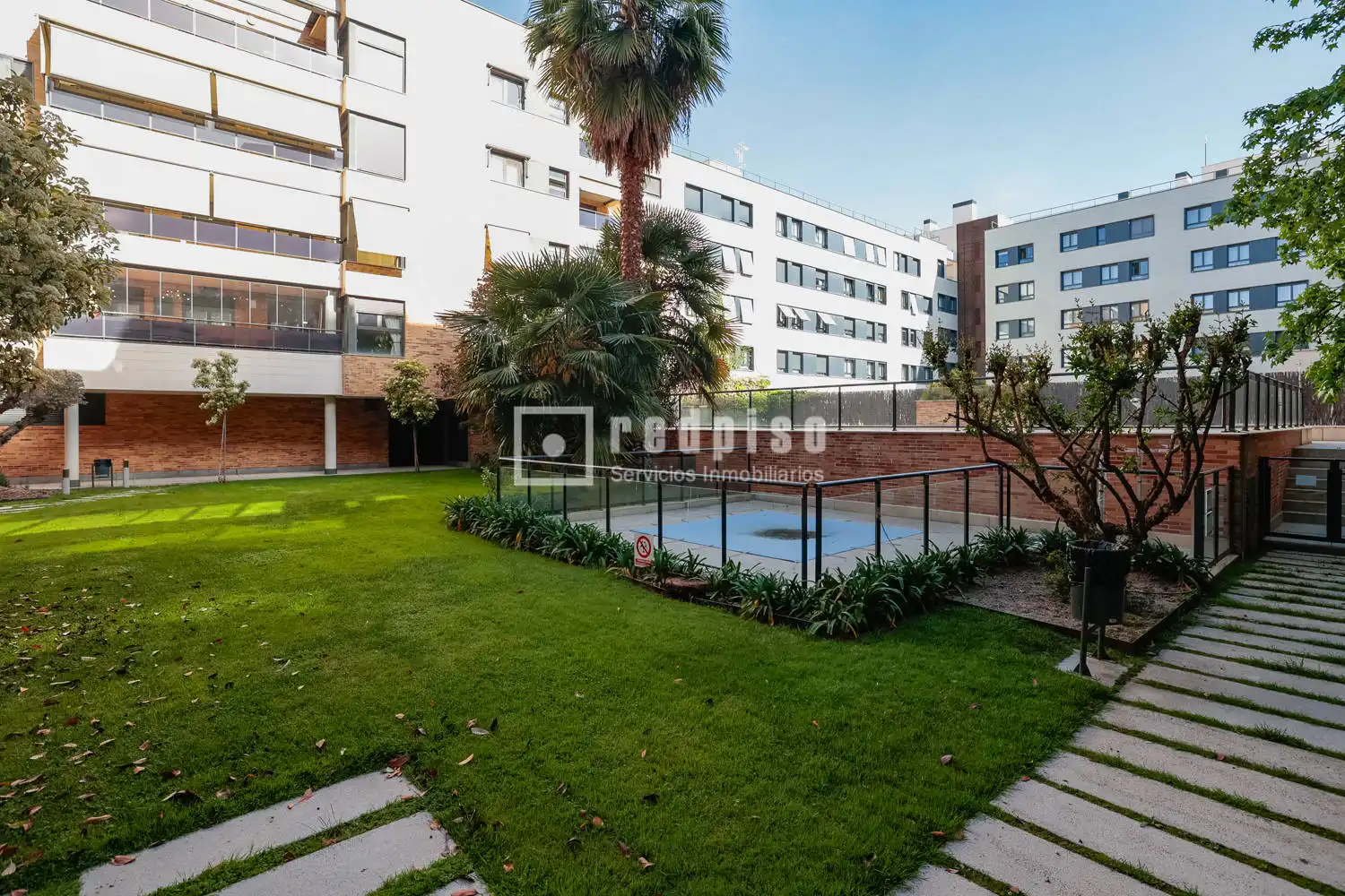 Vista exterior de Pis en venda en Alcobendas amb Aire condicionat, Calefacció i Jardí privat