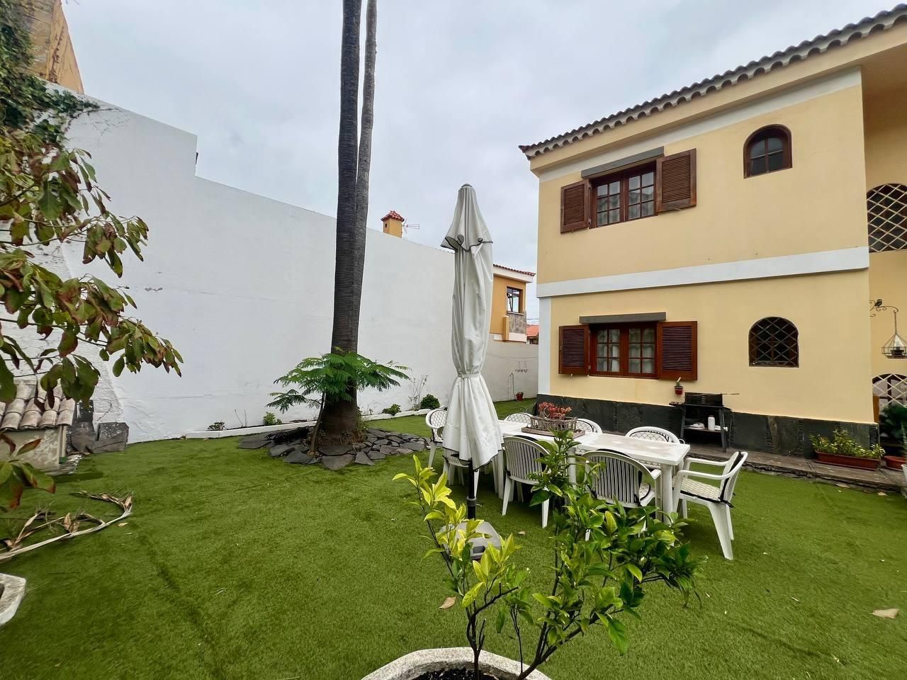 Vista exterior de Casa o xalet en venda en Las Palmas de Gran Canaria amb Jardí privat, Terrassa i Traster