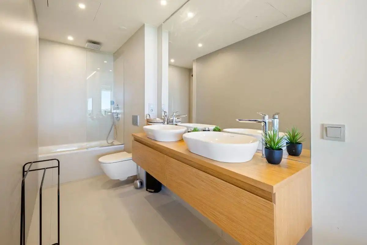Bany de Apartament de lloguer en Fuengirola amb Aire condicionat, Calefacció i Terrassa