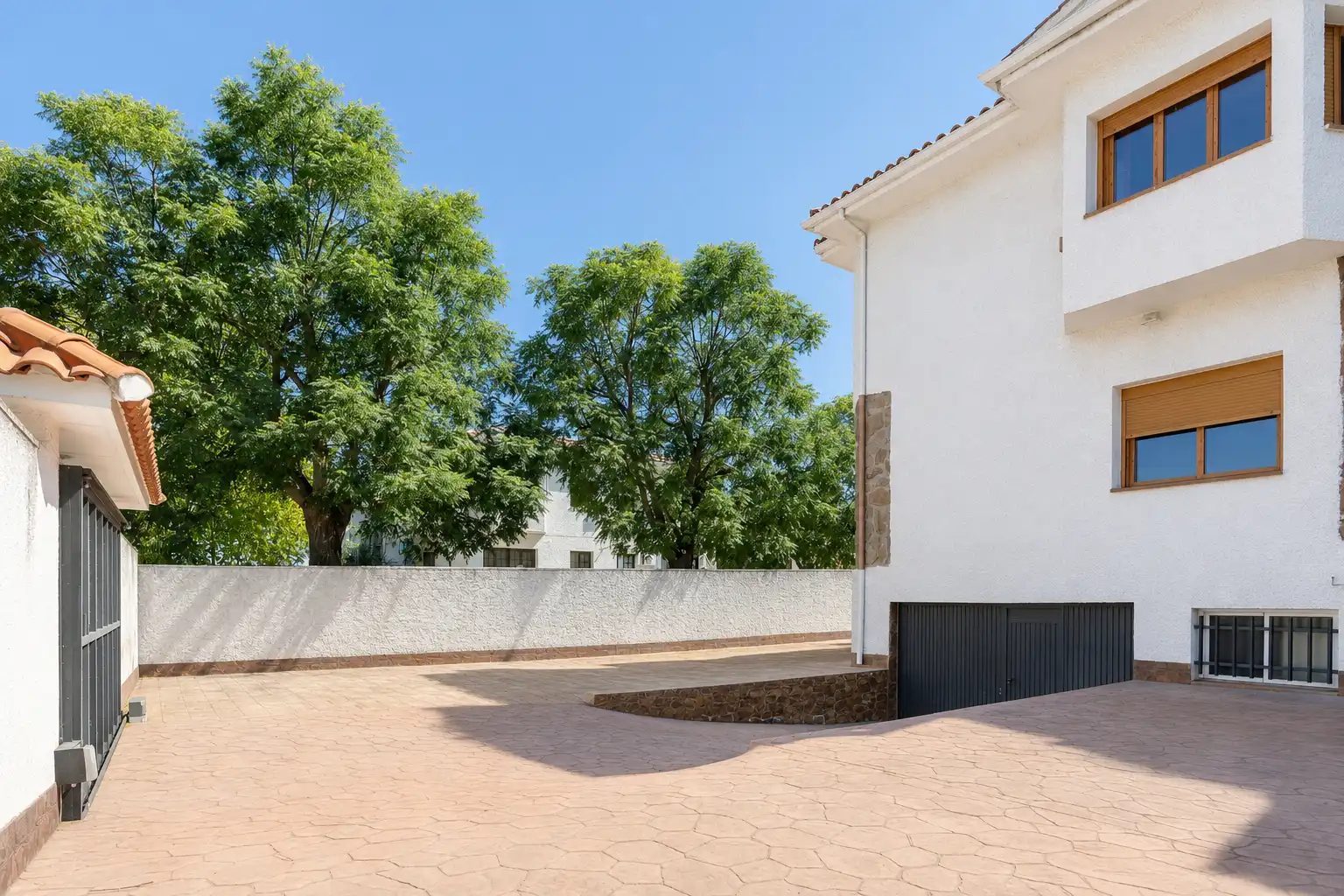 Vista exterior de Casa adosada en venda en Brunete amb Calefacció i Jardí privat