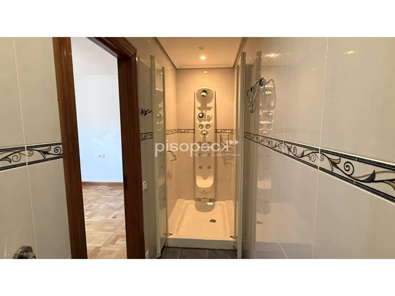 Baño de Piso en venta en  Pamplona / Iruña con Aire acondicionado, Terraza y Trastero