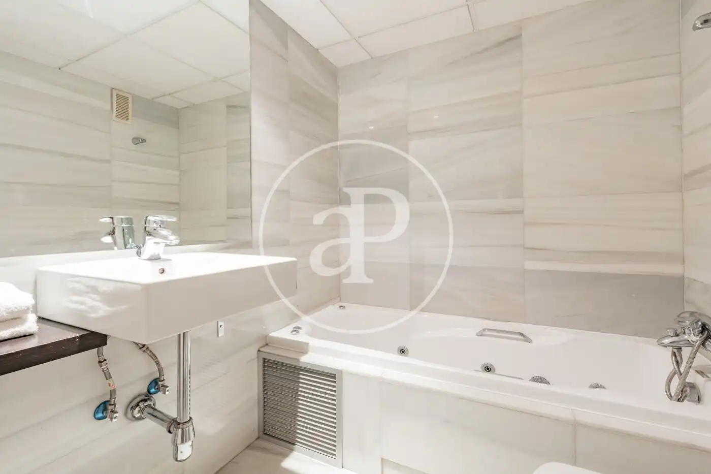 Badezimmer von Wohnung zum Verkauf in Madrid mit Klimaanlage, Heizung und Möbliert