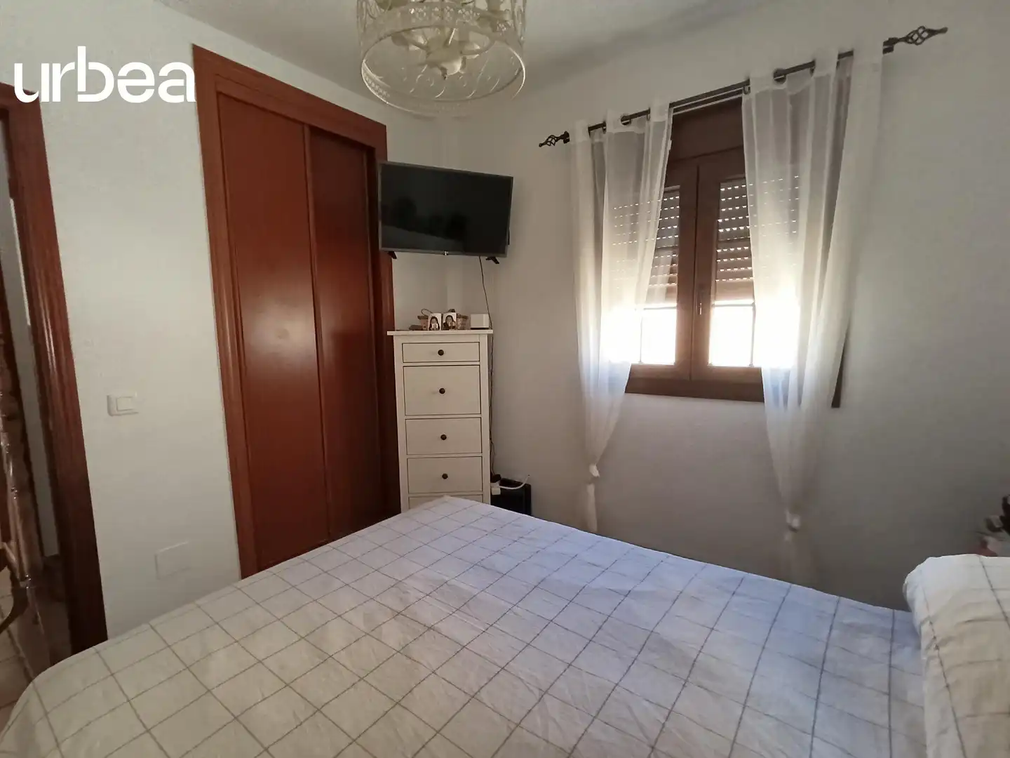 Dormitori de Casa adosada en venda en Pizarra amb Aire condicionat, Terrassa i Jacuzzi