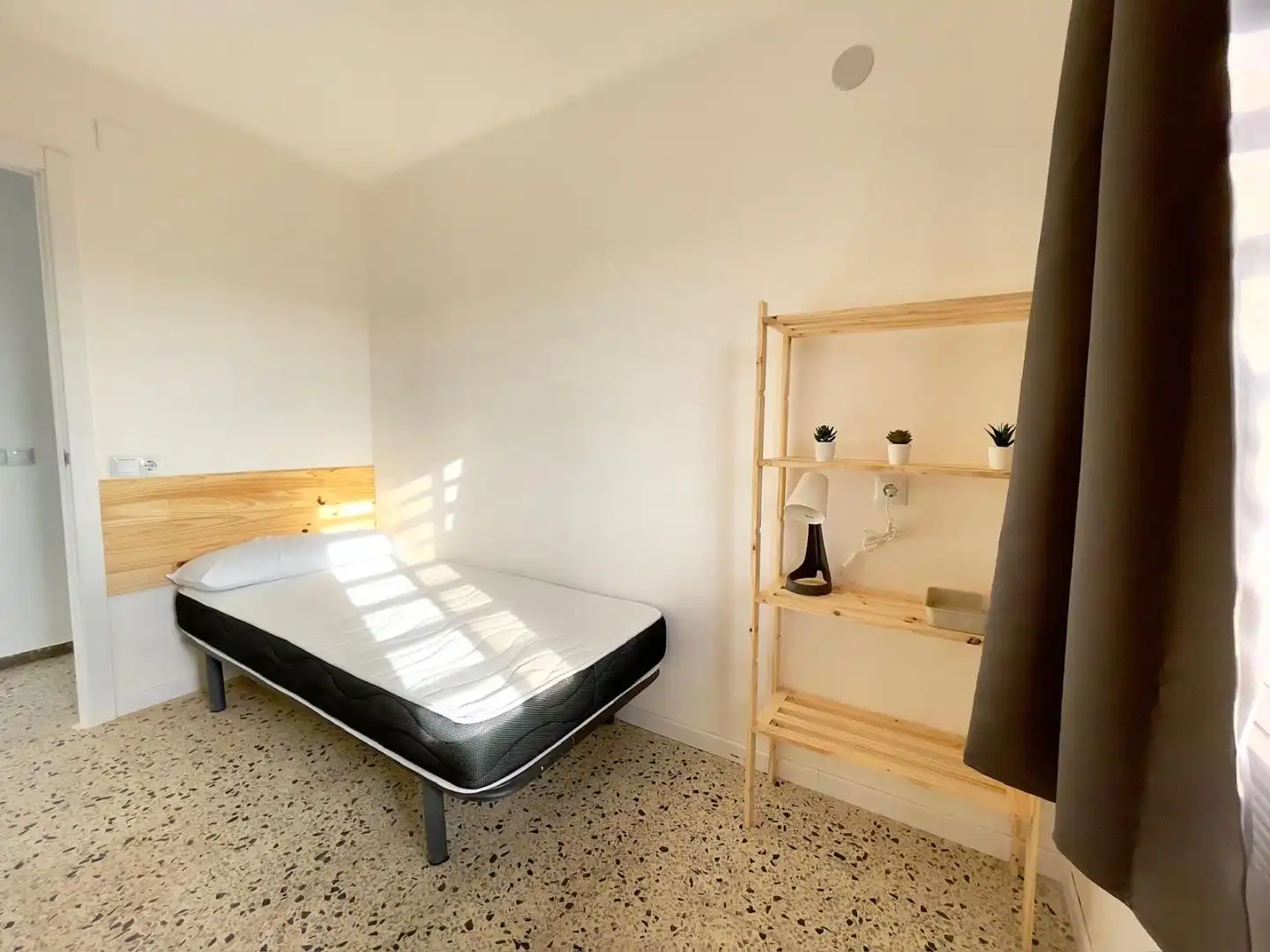 Bedroom of Flat for sale in Salt  with Terrace, Furnished and Oven