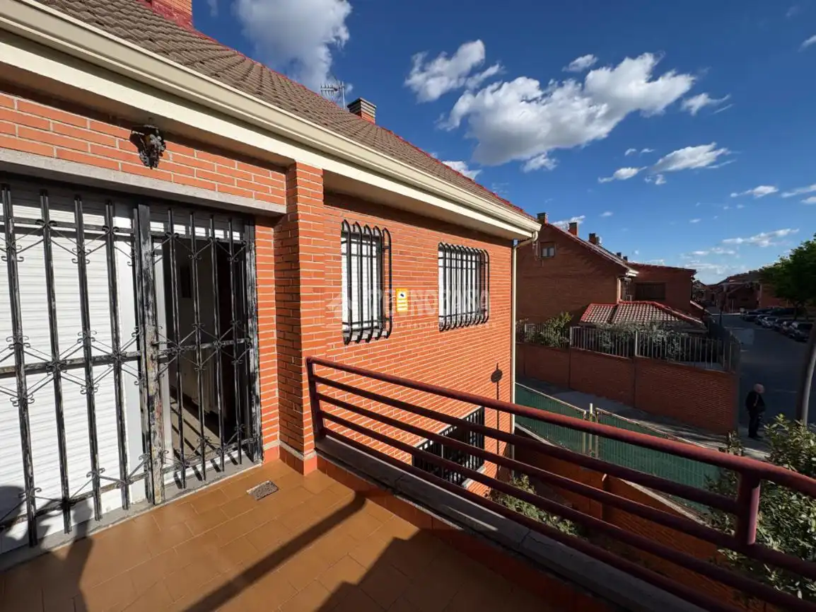 Vista exterior de Casa adosada en venda en Getafe amb Aire condicionat i Terrassa