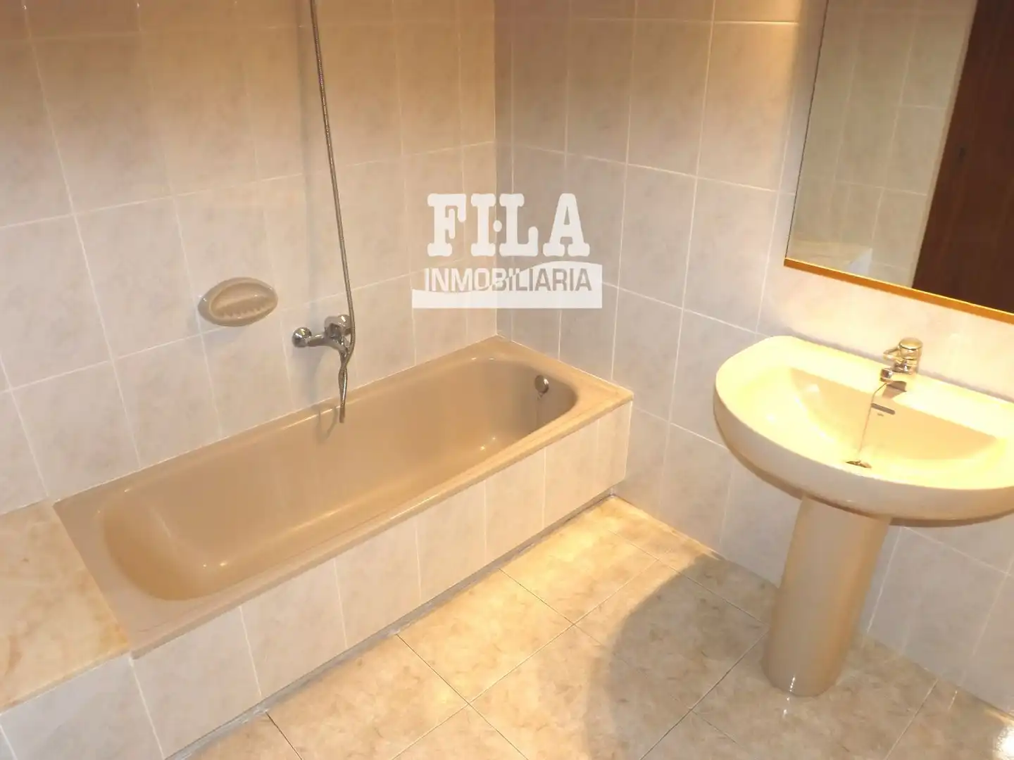 Schlafzimmer von Dachboden zum Verkauf in Calafell mit Terrasse, Schwimmbad und Gemeinschaftspool