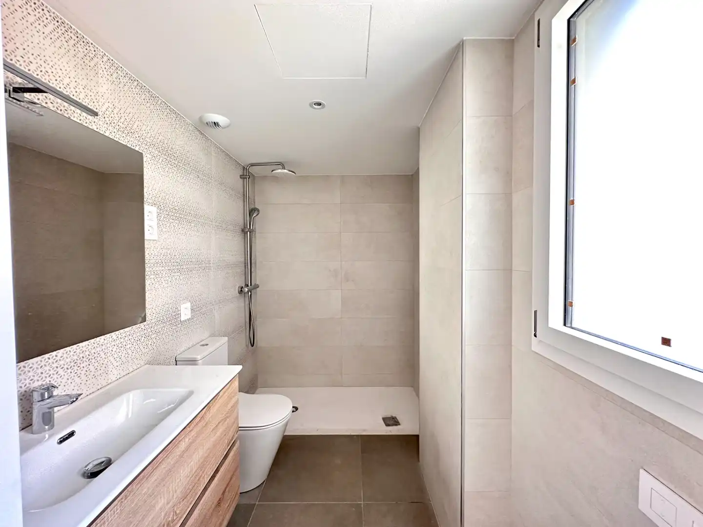 Badezimmer von Maisonette zum Verkauf in Badalona mit Klimaanlage, Heizung und Parkett