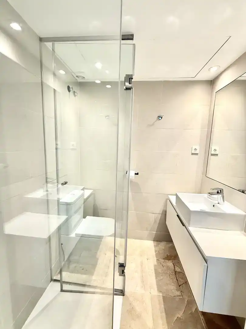 Bathroom of Flat for sale in Benahavís  with Air Conditioner and Swimming Pool