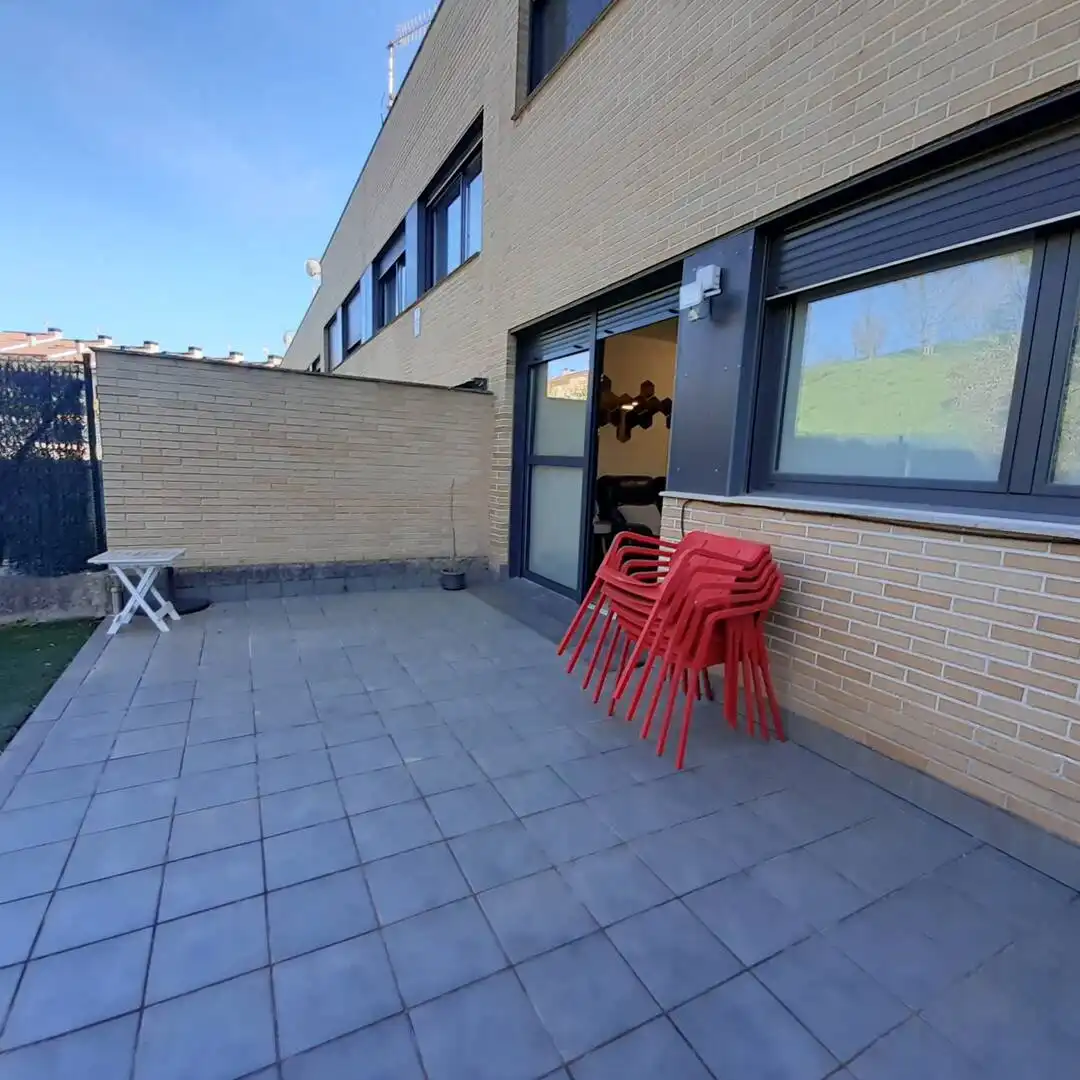 Terrasse von Einfamilien-Reihenhaus zum Verkauf in Esteribar mit Heizung, Privatgarten und Terrasse