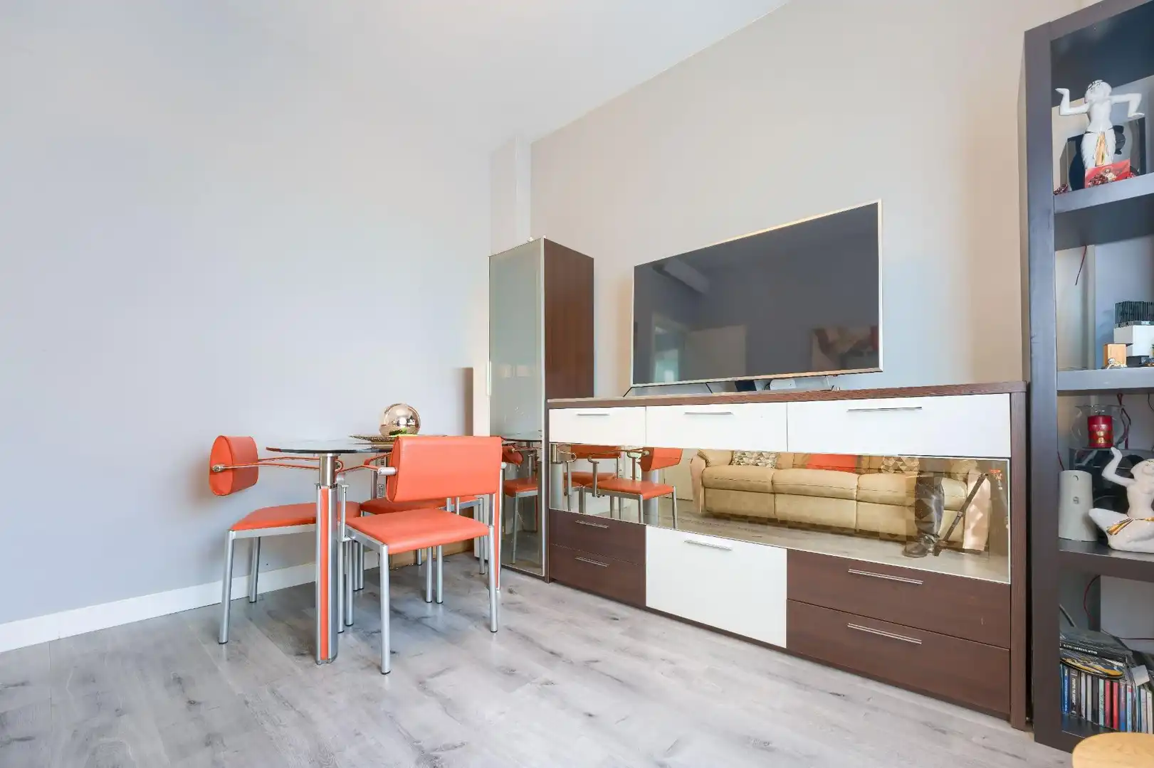 Wohnzimmer von Einfamilien-Reihenhaus zum Verkauf in Espartinas mit Klimaanlage, Heizung und Parkett