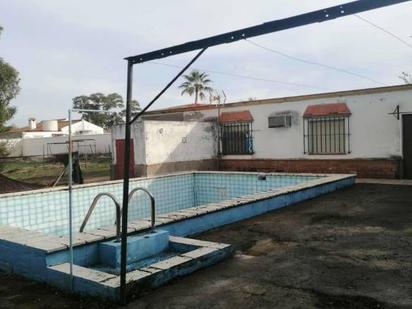 Piscina de Casa o xalet en venda en Carmona amb Jardí privat i Piscina