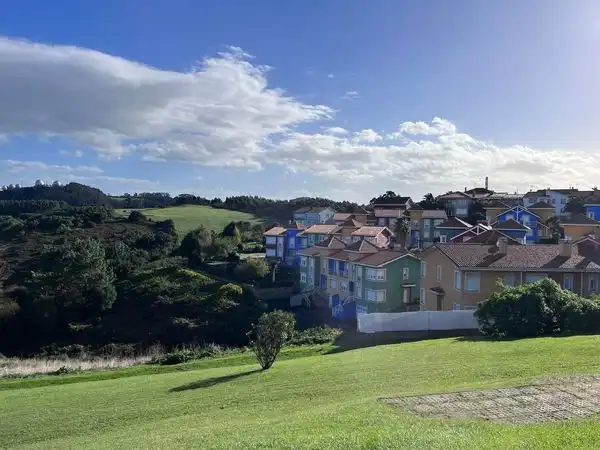 Außenansicht von Einfamilien-Reihenhaus zum Verkauf in Carreño mit Heizung, Parkett und Terrasse