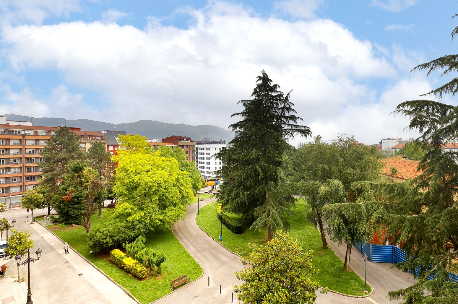Vista exterior de Piso en venta en Oviedo  con Calefacción y Amueblado