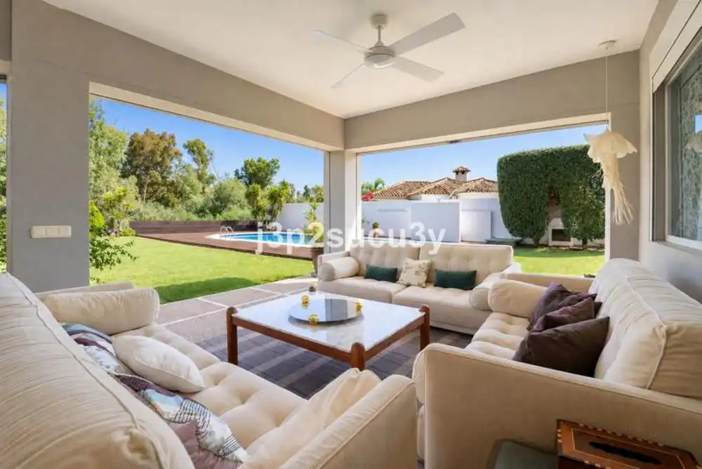 Vista exterior de Casa o xalet de lloguer en Marbella amb Aire condicionat, Jardí privat i Terrassa