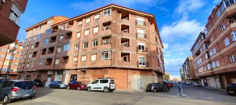 Vista exterior de Pis en venda en La Bañeza  amb Calefacció, Jardí privat i Parquet