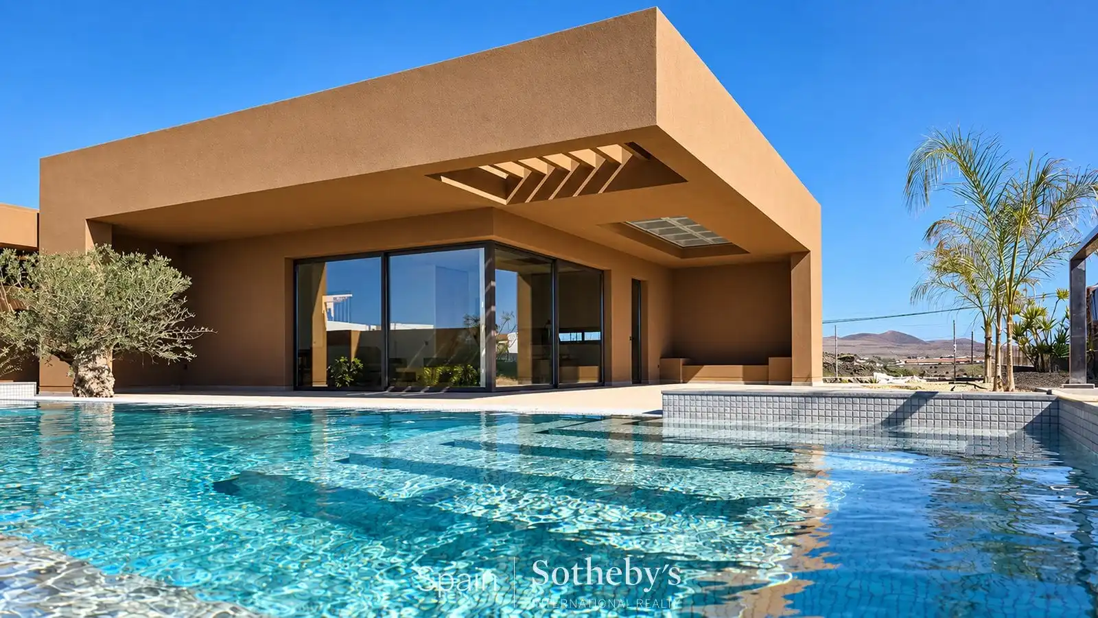Casa con piscina en venta en Lajares