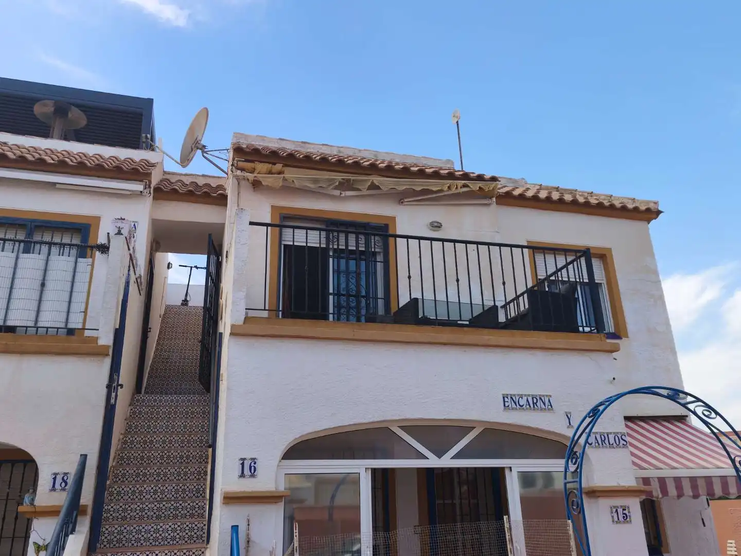 Außenansicht von Wohnungen zum Verkauf in Orihuela mit Klimaanlage, Heizung und Terrasse
