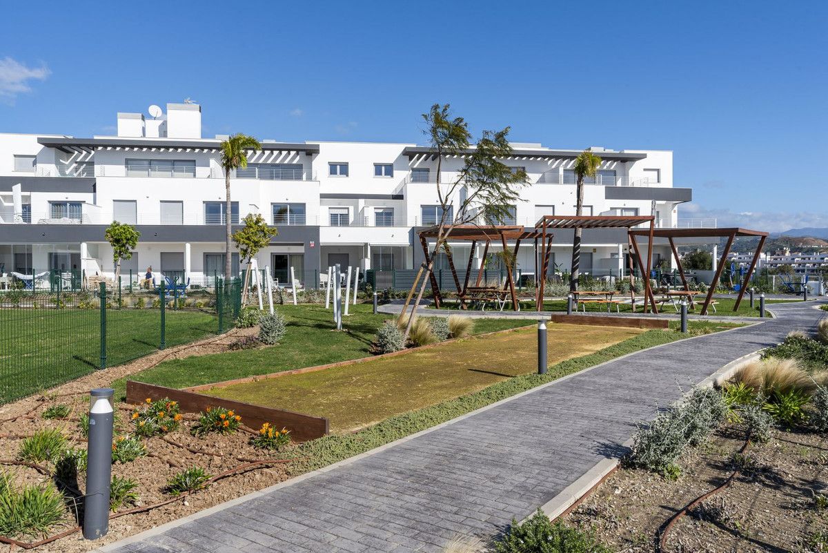 Vista exterior de Planta baja de alquiler en Estepona con Aire acondicionado, Jardín privado y Terraza