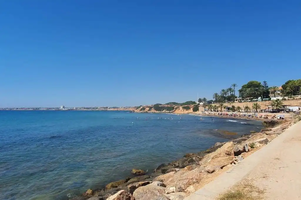 Vista exterior de Casa o xalet en venda en Orihuela amb Terrassa i Piscina comunitària