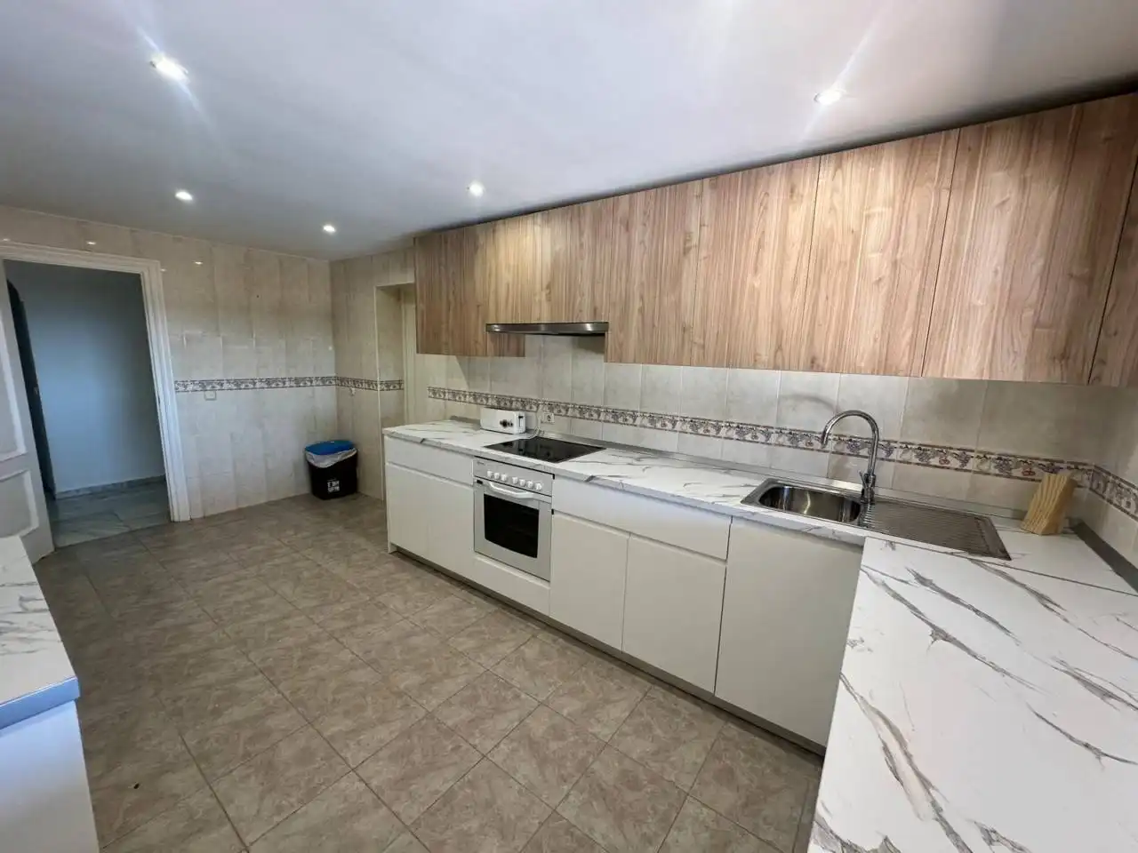 Cuina de Casa o xalet de lloguer en Marbella amb Jardí privat, Terrassa i Piscina