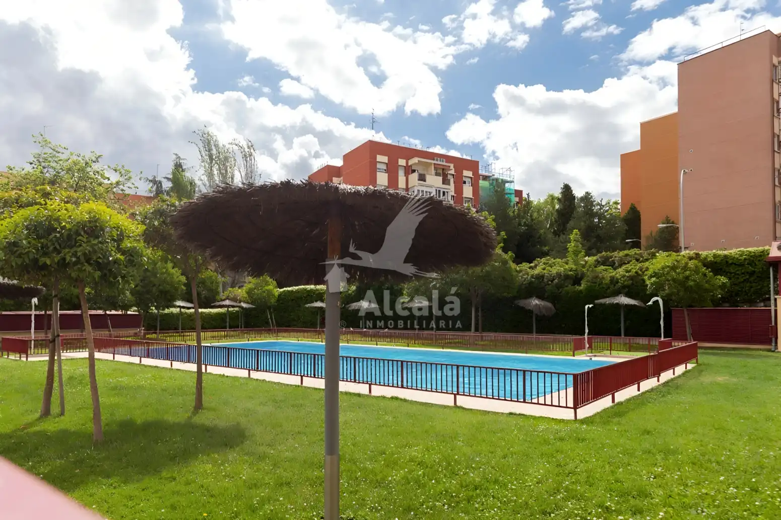 Piscina de Piso en venta en  Madrid Capital con Aire acondicionado, Calefacción y Jardín privado