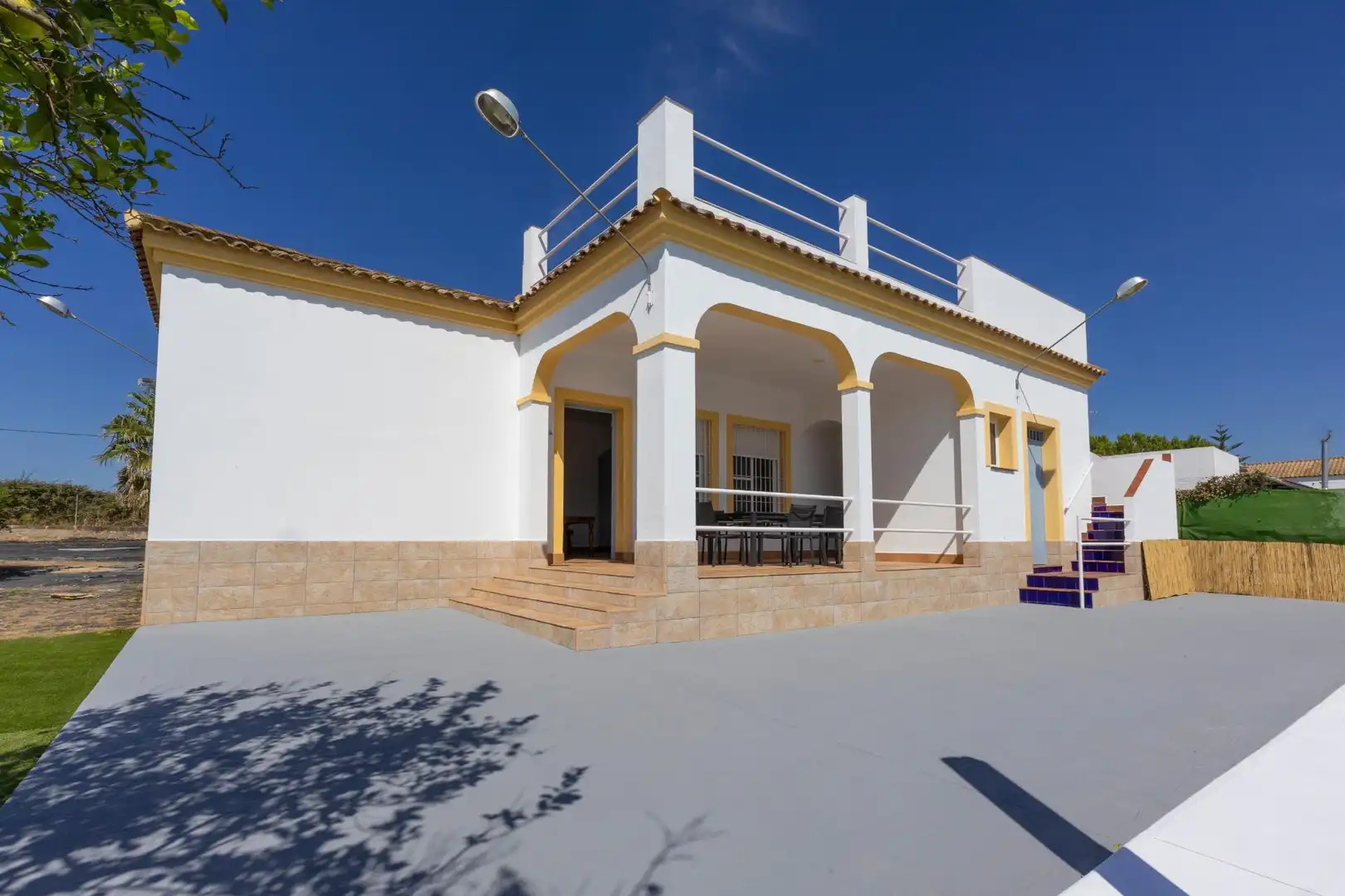 Vista exterior de Casa o chalet en venta en La Puebla del Río con Terraza, Trastero y Piscina