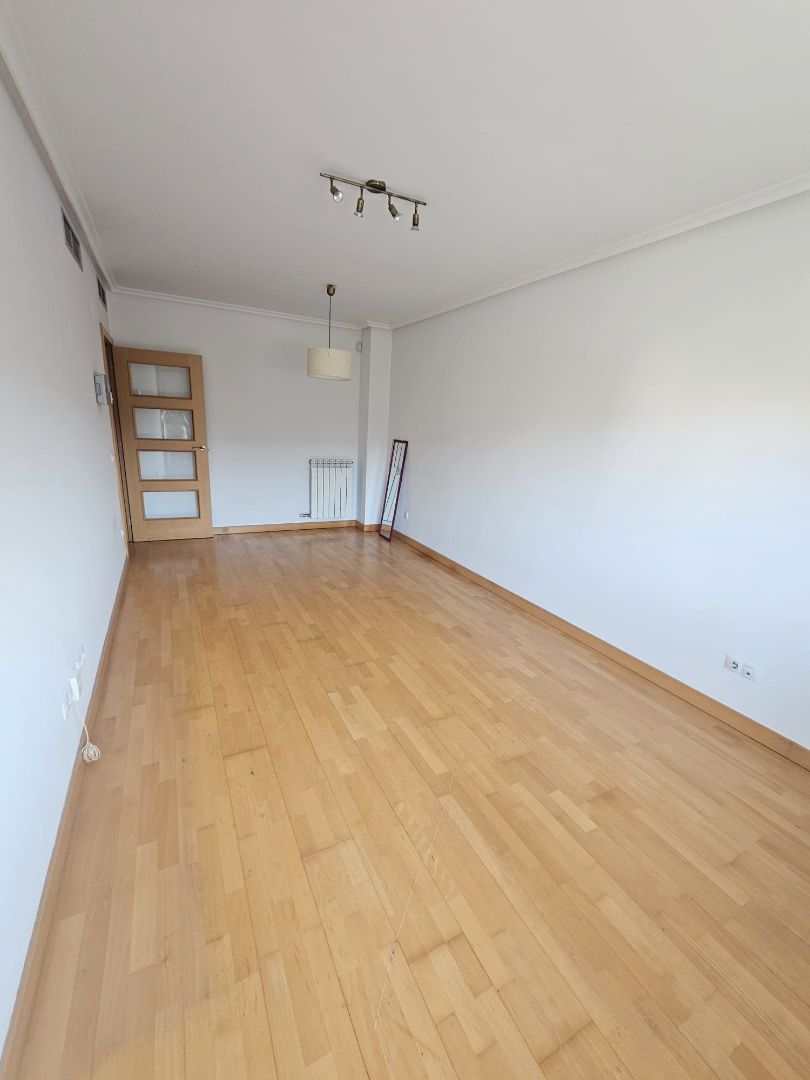 Sala d'estar de Apartament de lloguer en  Logroño amb Aire condicionat, Calefacció i Parquet