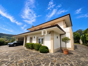 Casa con piscina en venta en La Maza
