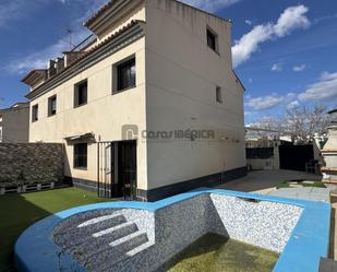 Vista exterior de Casa adosada de lloguer en La Pobla de Vallbona amb Calefacció, Terrassa i Piscina