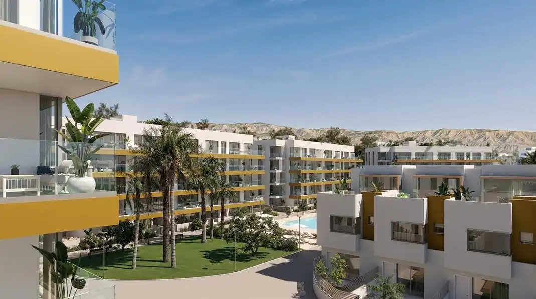 Vista exterior de Pis en venda en Roquetas de Mar amb Jardí privat i Piscina comunitària