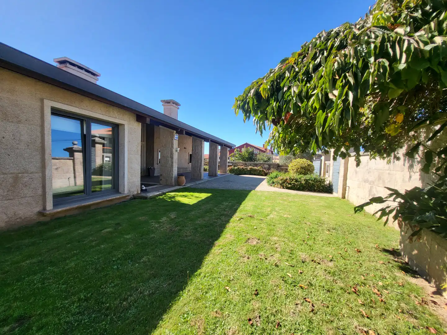 Vista exterior de Casa o xalet en venda en Nigrán amb Aire condicionat, Calefacció i Jardí privat