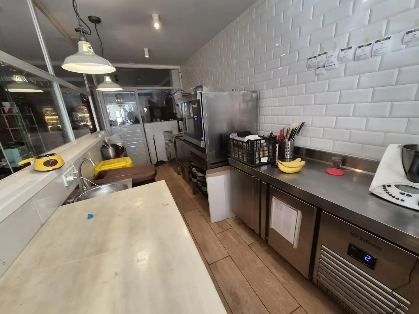 Cuina de Local en traspas en Barcelona amb Aire condicionat i Moblat