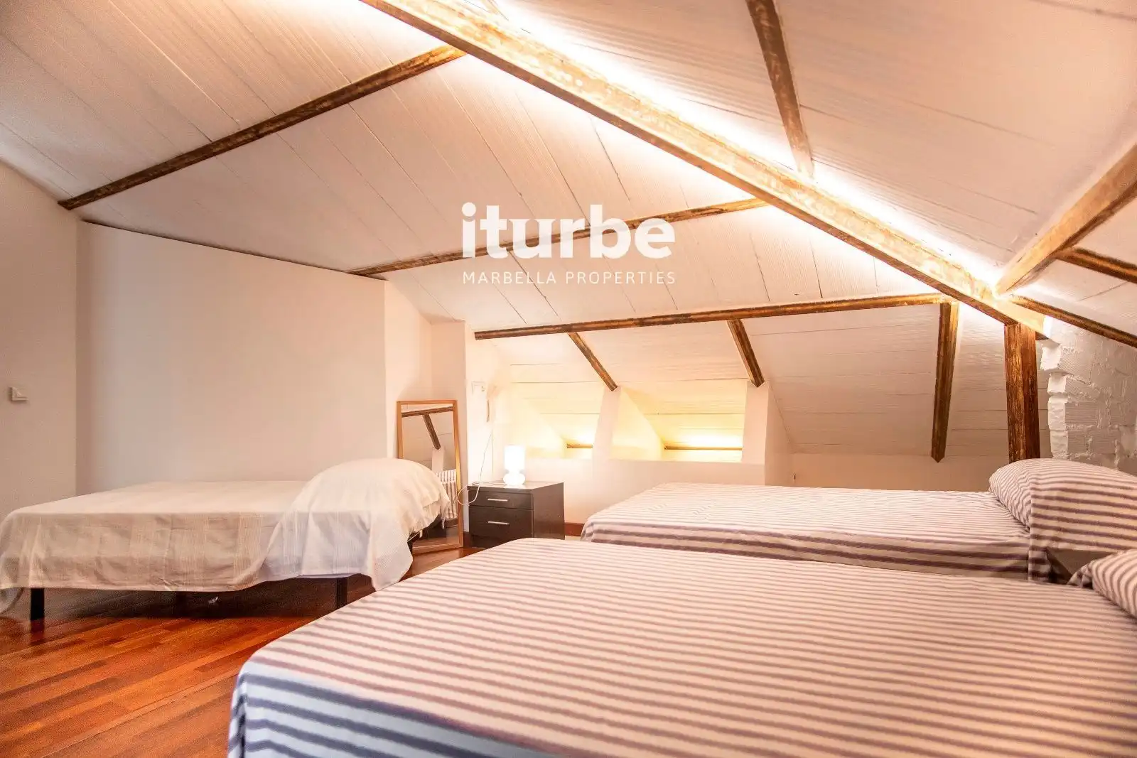 Schlafzimmer von Dachboden zur Miete in Fuengirola mit Klimaanlage, Terrasse und Möbliert