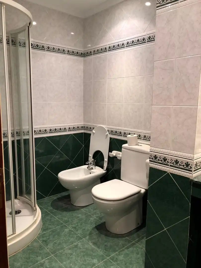Baño de Piso en venta en Lugo con Terraza, Trastero y Amueblado