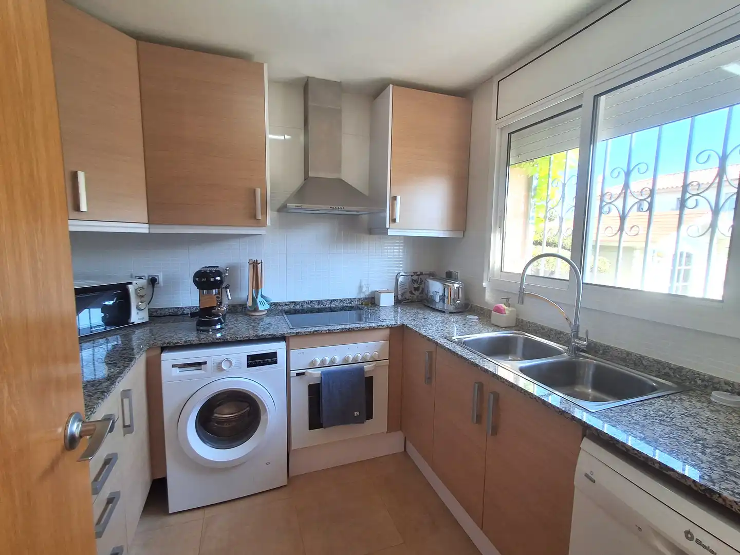 Cuina de Casa adosada en venda en Mont-roig del Camp amb Aire condicionat, Jardí privat i Terrassa