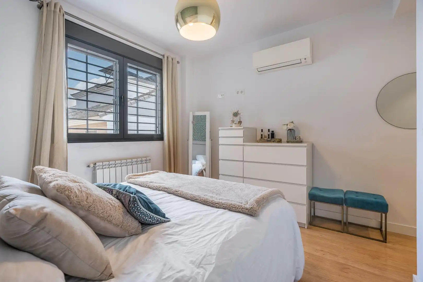 Habitación de Casa adosada en venta en Granada con Jardín privado y Balcón