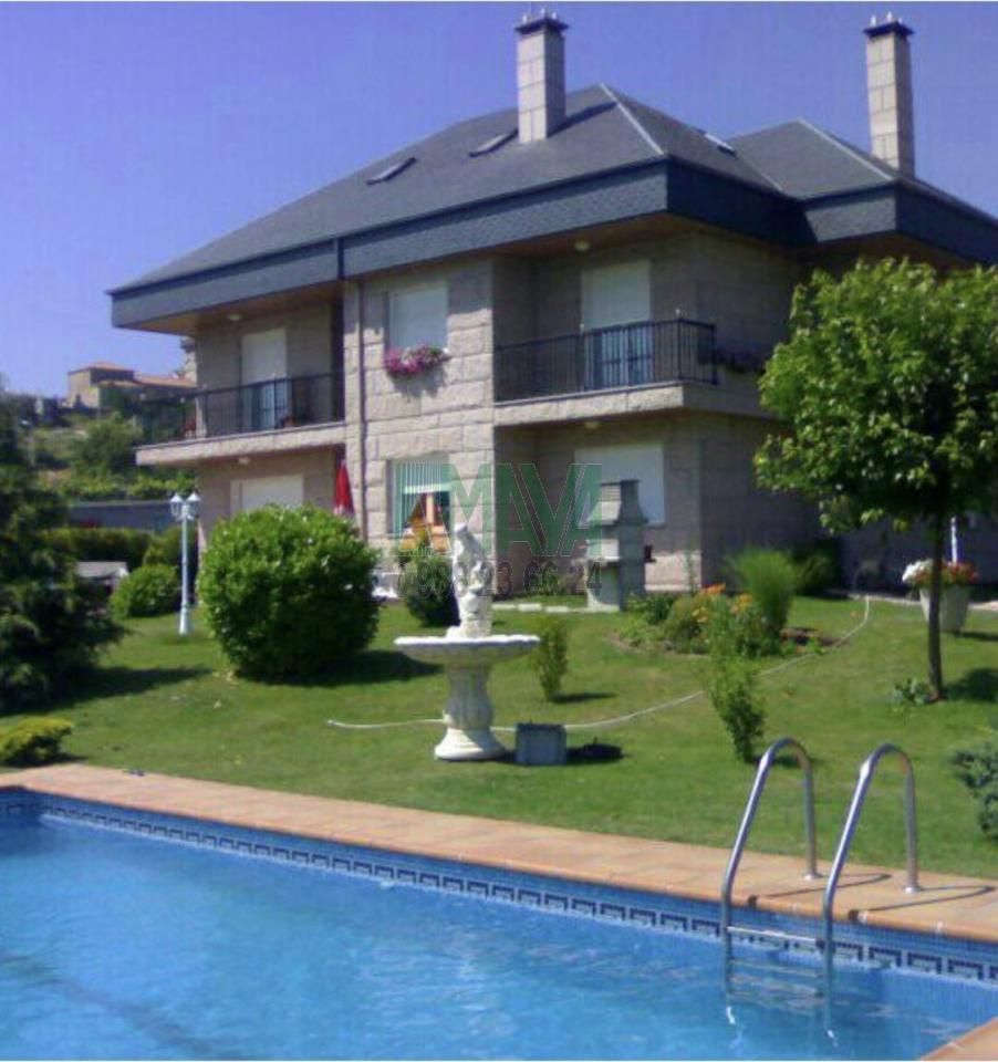 Exterior view of House or chalet for sale in San Cibrao das Viñas  with Heating, Private garden and Parquet flooring