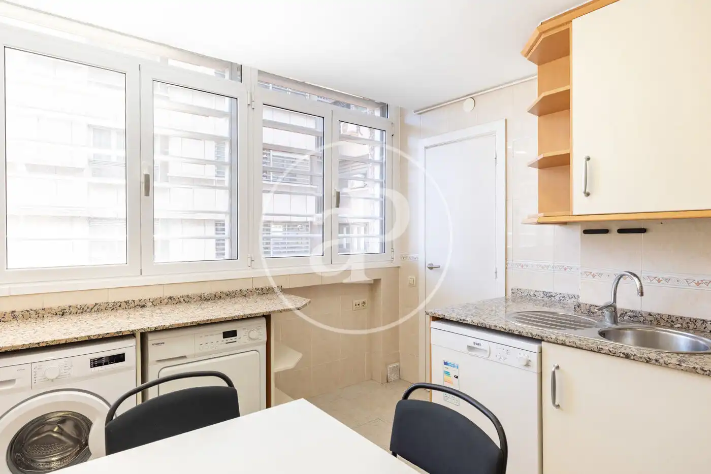 Küche von Wohnung zum Verkauf in Barcelona mit Heizung und Privatgarten