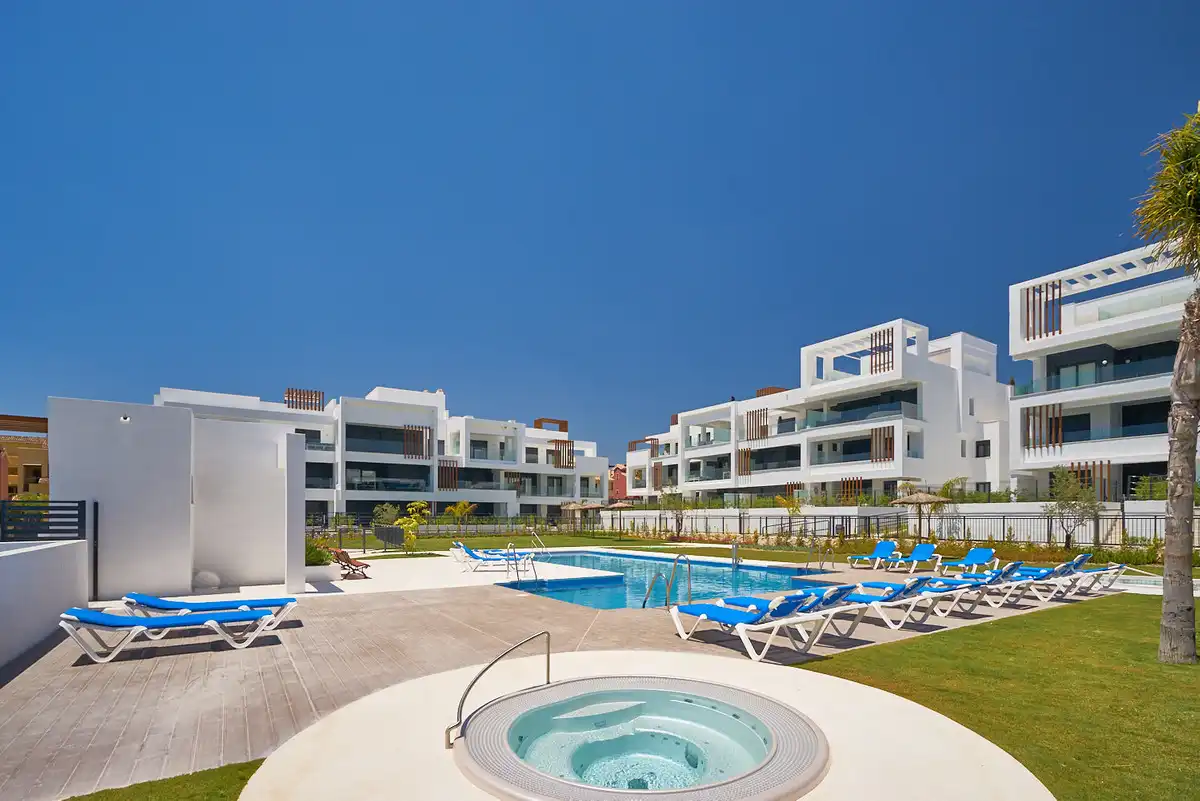 Vista exterior de Planta baixa en venda en Estepona amb Aire condicionat, Jardí privat i Terrassa