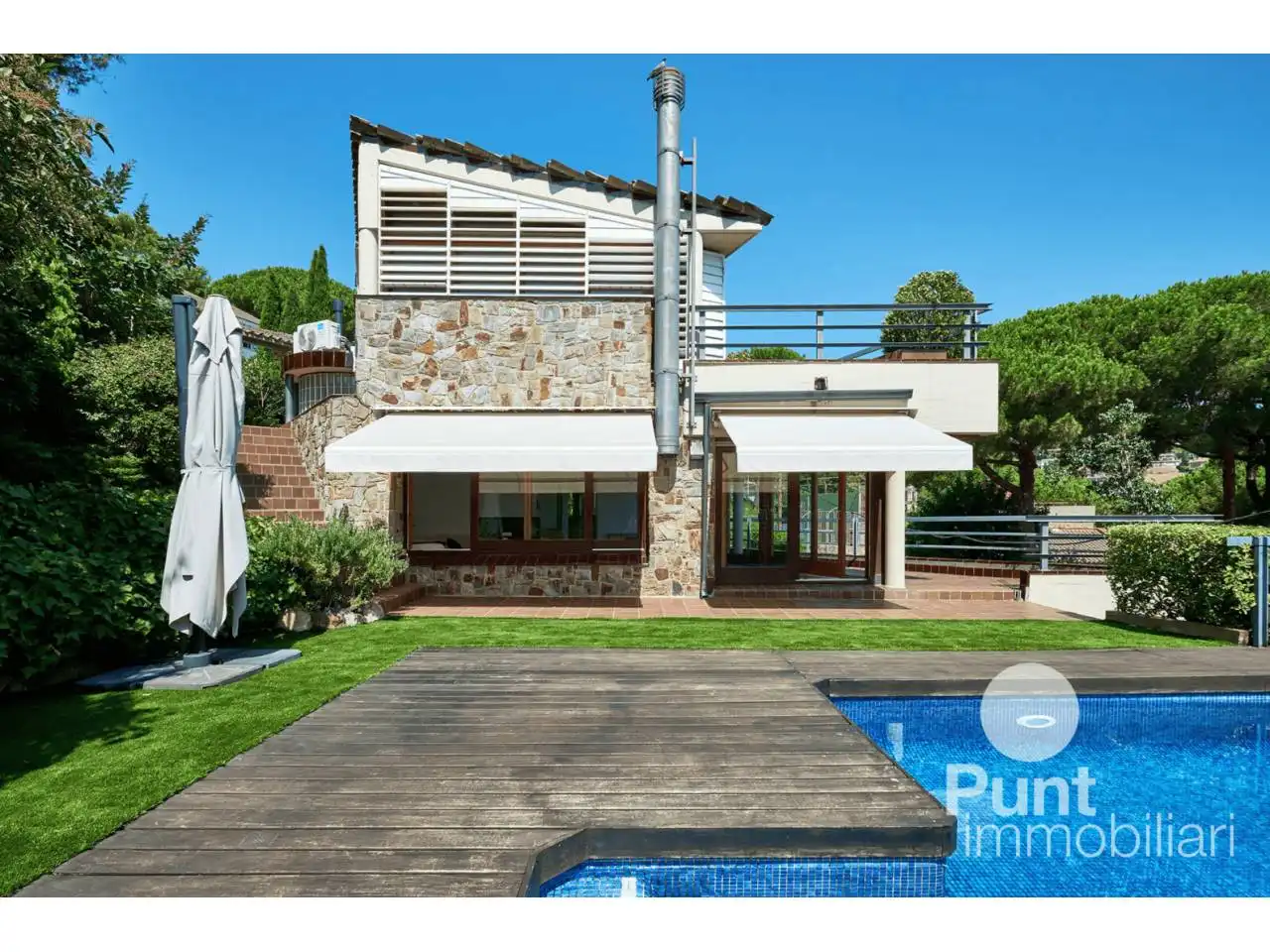Vista exterior de Casa o xalet en venda en Premià de Dalt amb Aire condicionat, Calefacció i Jardí privat